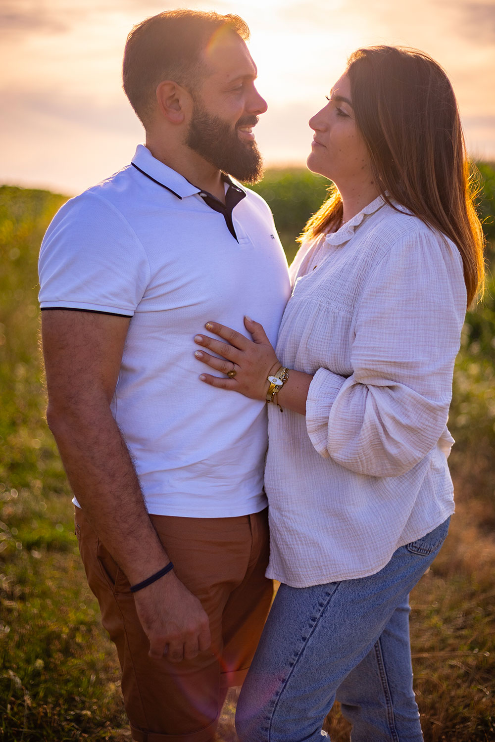 couple qui se regarde tendrement avec main sur torse lisa mazeau photographe professionnelle gironde