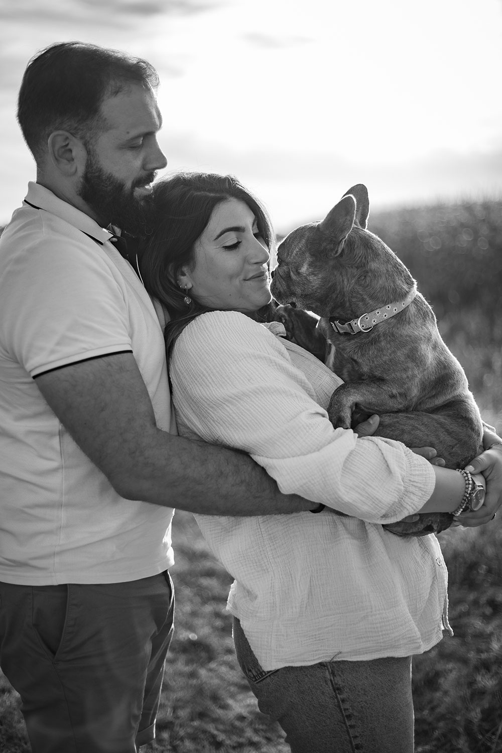 chien boxer dans les bras de sa maitresse lisa mazeau photographe professionnelle gironde