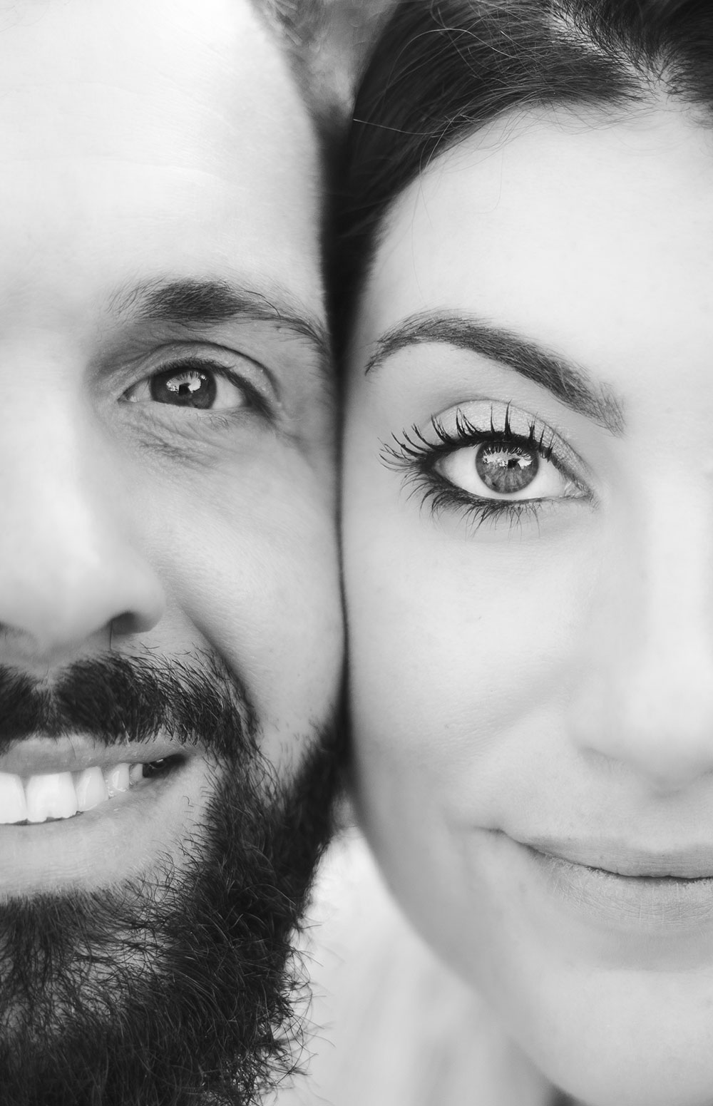 couple homme et femme visages collés et sourires lisa mazeau photographe professionnelle gironde