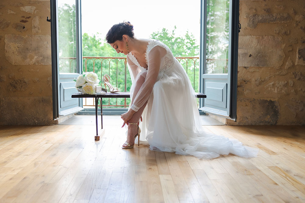 mariée qui met ses chaussures lisa mazeau photographe professionnelle gironde