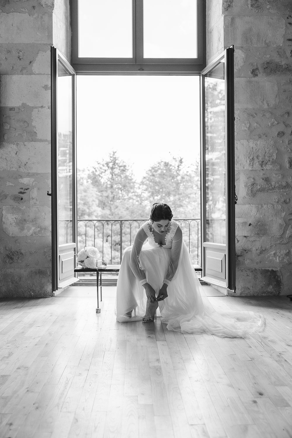 mariée qui met ses chaussures devant fenêtre lisa mazeau photographe professionnelle gironde