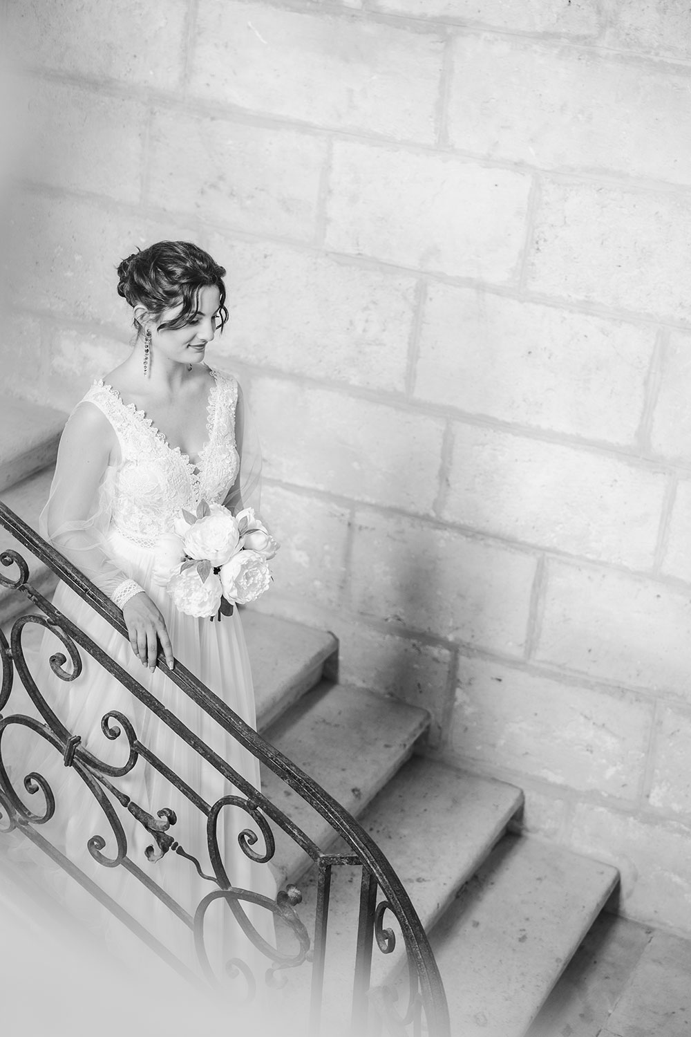 mariée qui descend l'escalier lisa mazeau photographe professionnelle gironde