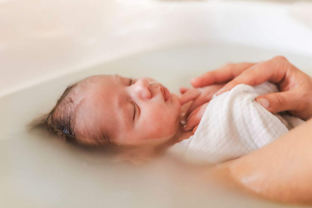bébé bain enveloppé lisa mazeau photographe professionnelle gironde
