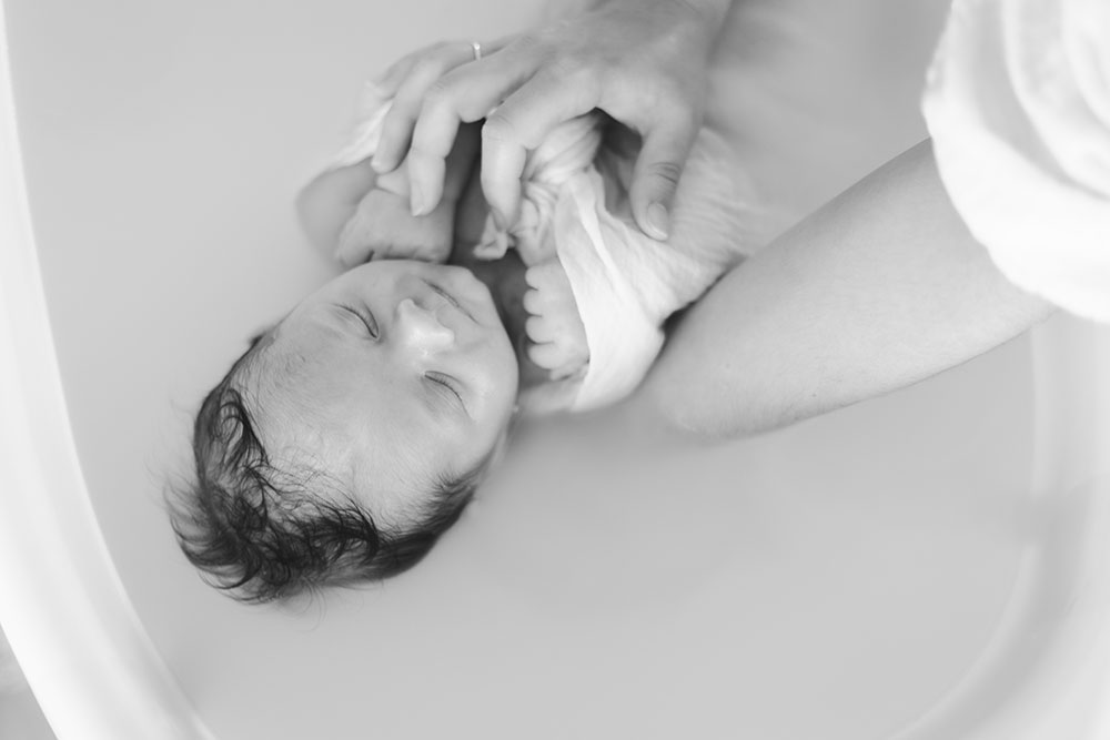 bébé bain enveloppé noir et blanc lisa mazeau photographe professionnelle gironde