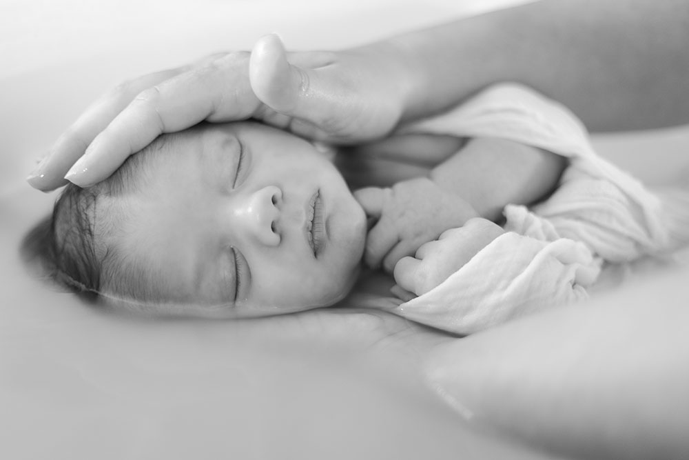 main posé sur tête bébé bain enveloppé lisa mazeau photographe professionnelle gironde