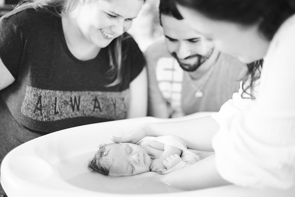 parents et bébé bain enveloppé lisa mazeau photographe professionnelle gironde