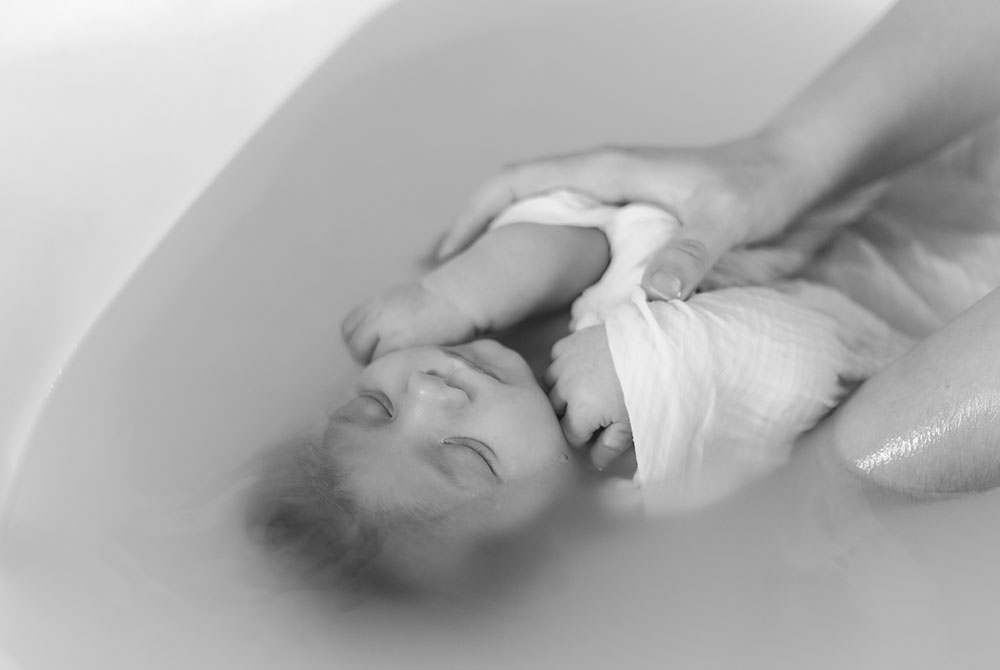 bébé dans eau bain enveloppé lisa mazeau photographe professionnelle gironde