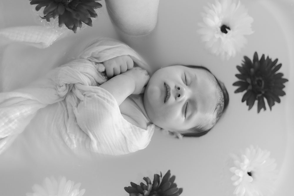 bébé dans eau et fleur bain enveloppé lisa mazeau photographe professionnelle gironde