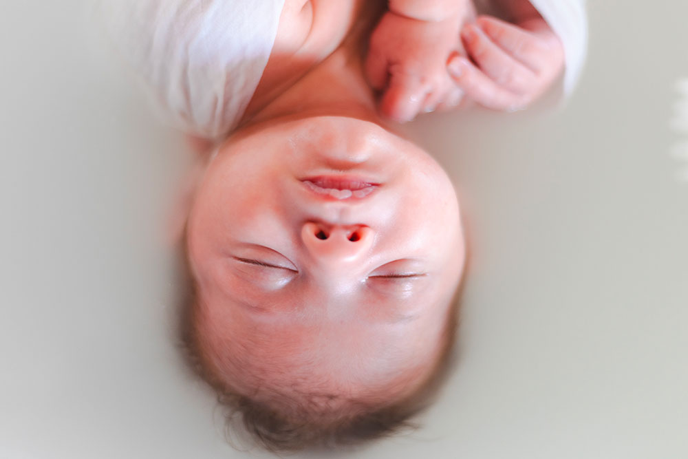 repos bébé dans un bain enveloppé lisa mazeau photographe professionnelle gironde