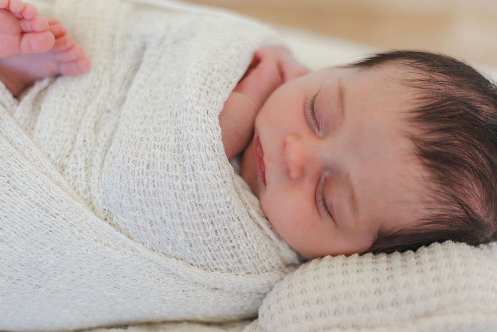 bébé avec cheveux brun lisa mazeau photographe professionnelle gironde