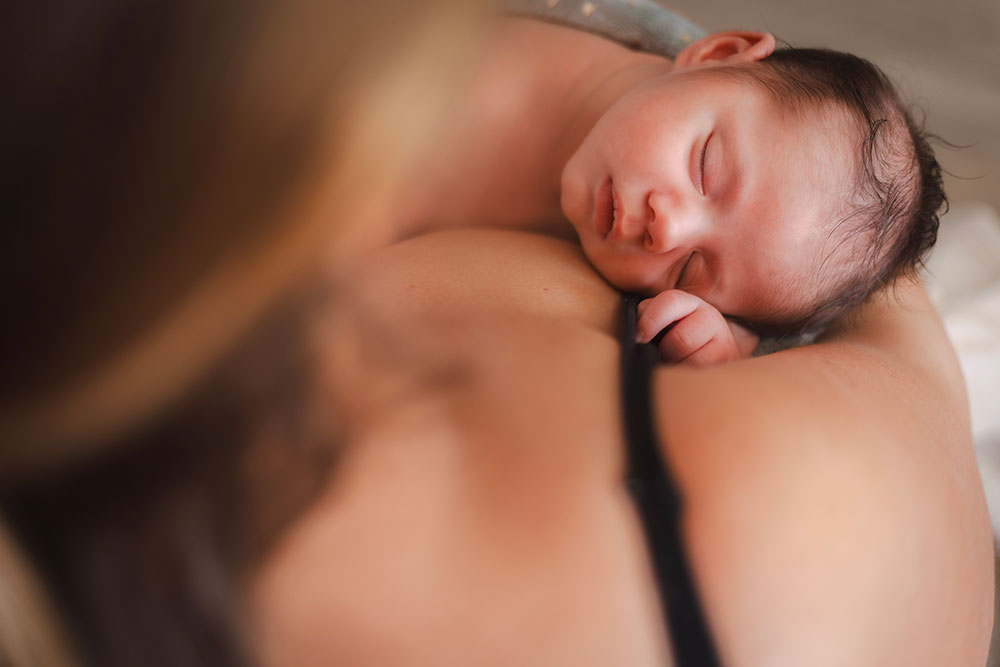 bébé qui s'endort au sein de sa mère lisa mazeau photographe professionnelle gironde
