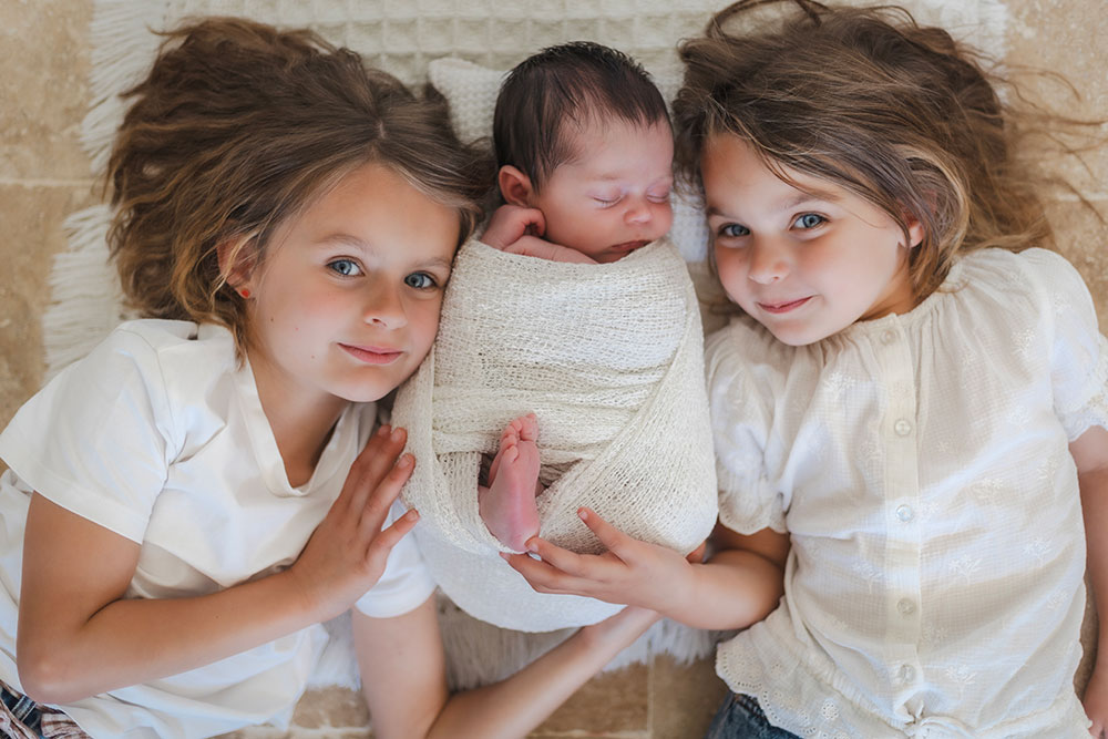 bébé avec ces deux grandes soeurs lisa mazeau photographe professionnelle gironde