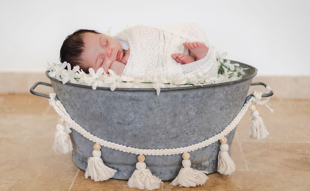 bébé dans une bassine déco fer lisa mazeau photographe professionnelle gironde