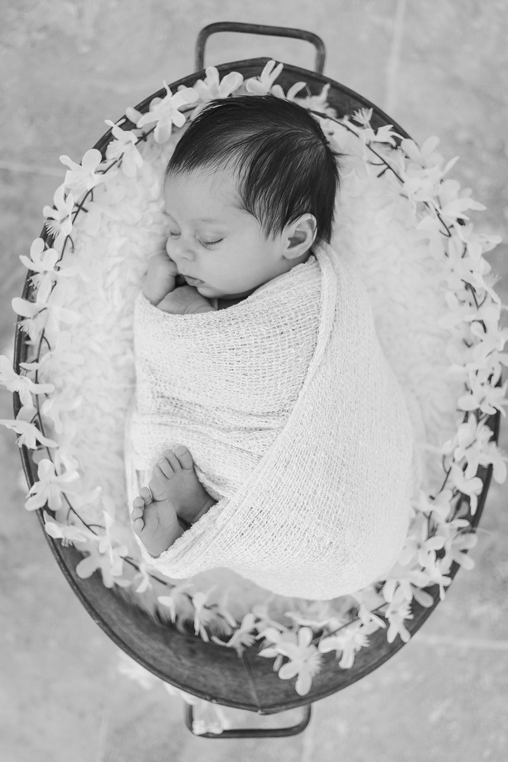 bébé dans une bassine avec couronne fleur lisa mazeau photographe professionnelle gironde