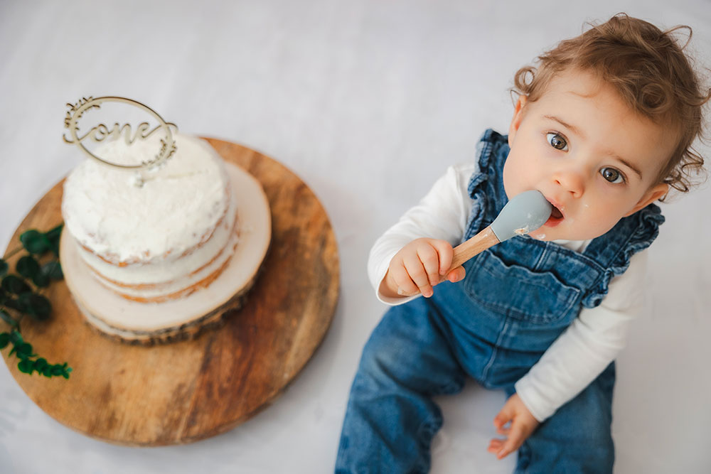 bébé en salopette et son gâteau avec cuillère lisa mazeau photographe professionnelle gironde