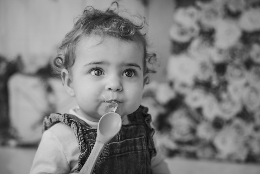 bébé mange sa cuillère lisa mazeau photographe professionnelle gironde
