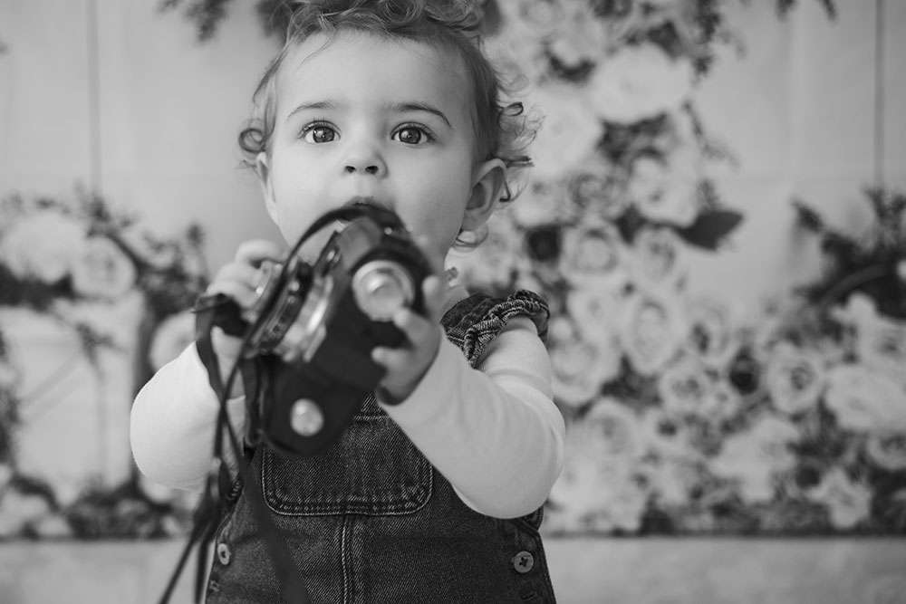 bébé qui tient appareil photo lisa mazeau photographe professionnelle gironde