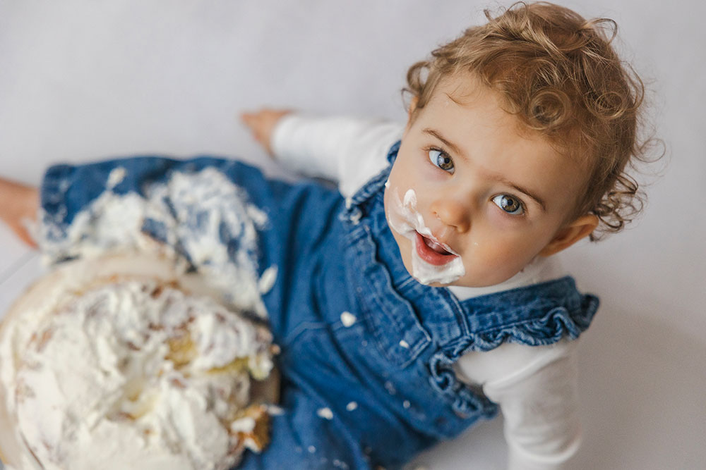 regard bébé et son gâteau lisa mazeau photographe professionnelle gironde