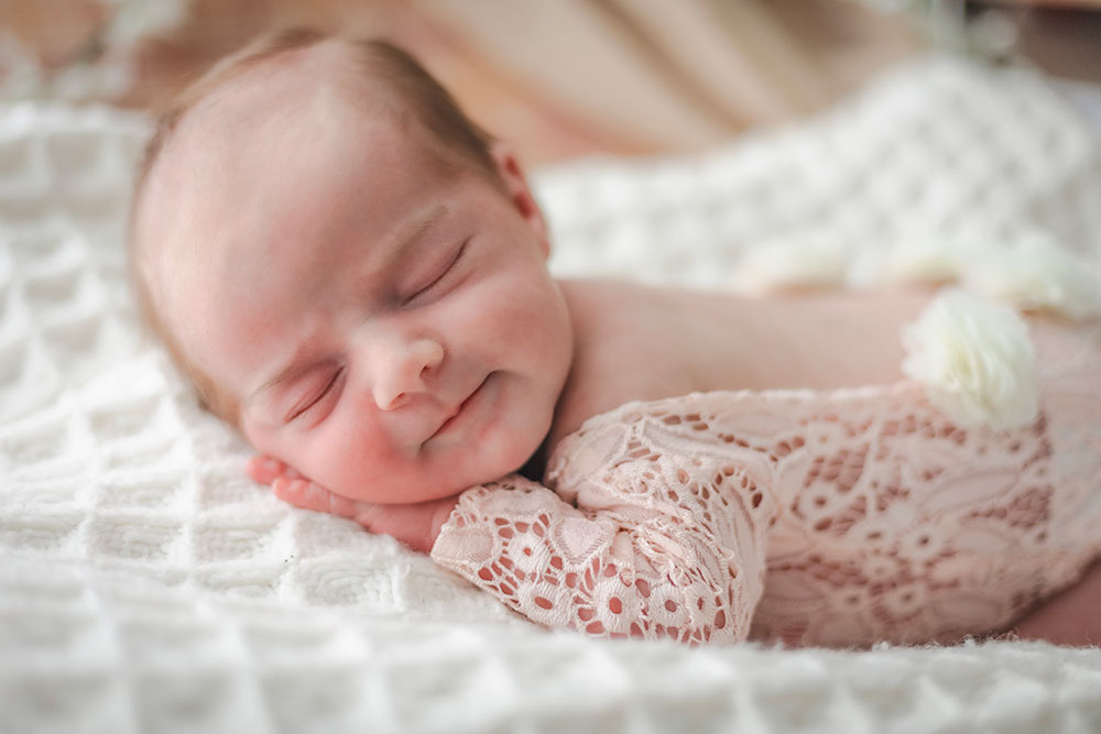 bébé avec petit body rose dentelle qui sourie lisa mazeau photographe professionnelle gironde