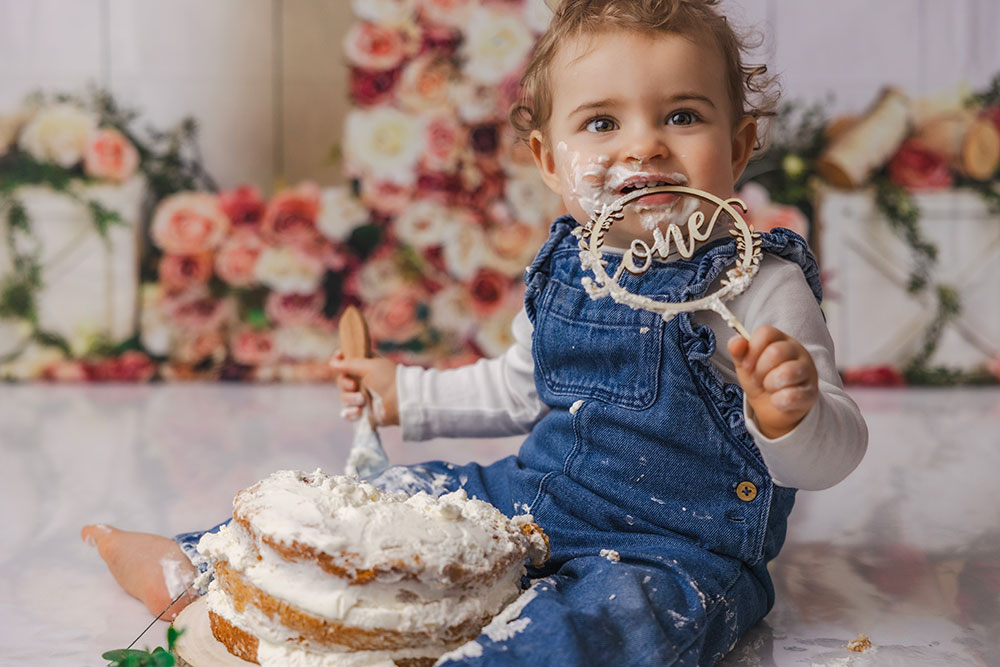 bébé one anniversaire gâteau et fleur lisa mazeau photographe professionnelle gironde