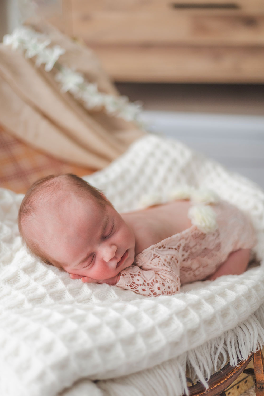 bébé avec petit body rose dentelle sur plaid tout doux lisa mazeau photographe professionnelle gironde