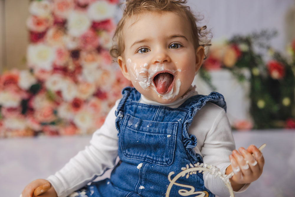bébé tire la langue anniversaire gâteau et fleur lisa mazeau photographe professionnelle gironde