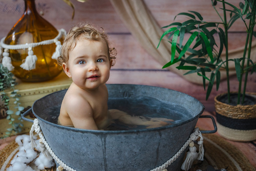 bébé bain dans bassine fer décor bohème lisa mazeau photographe professionnelle gironde