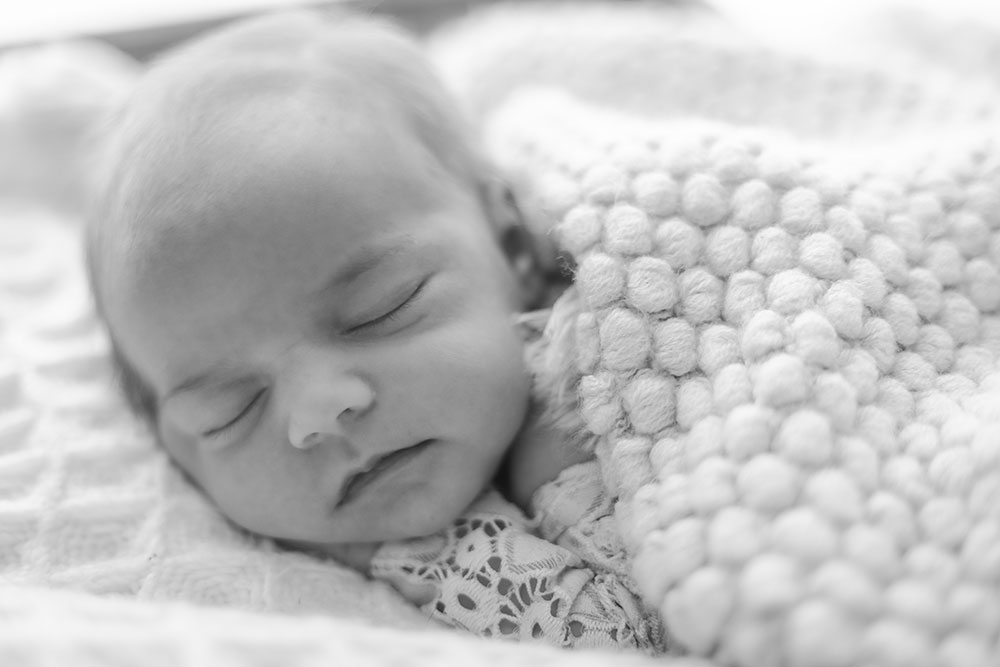 portrait bébé couvert avec plaid tout doux lisa mazeau photographe professionnelle gironde