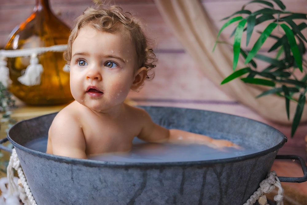 beau bébé bain dans bassine fer décor bohème lisa mazeau photographe professionnelle gironde