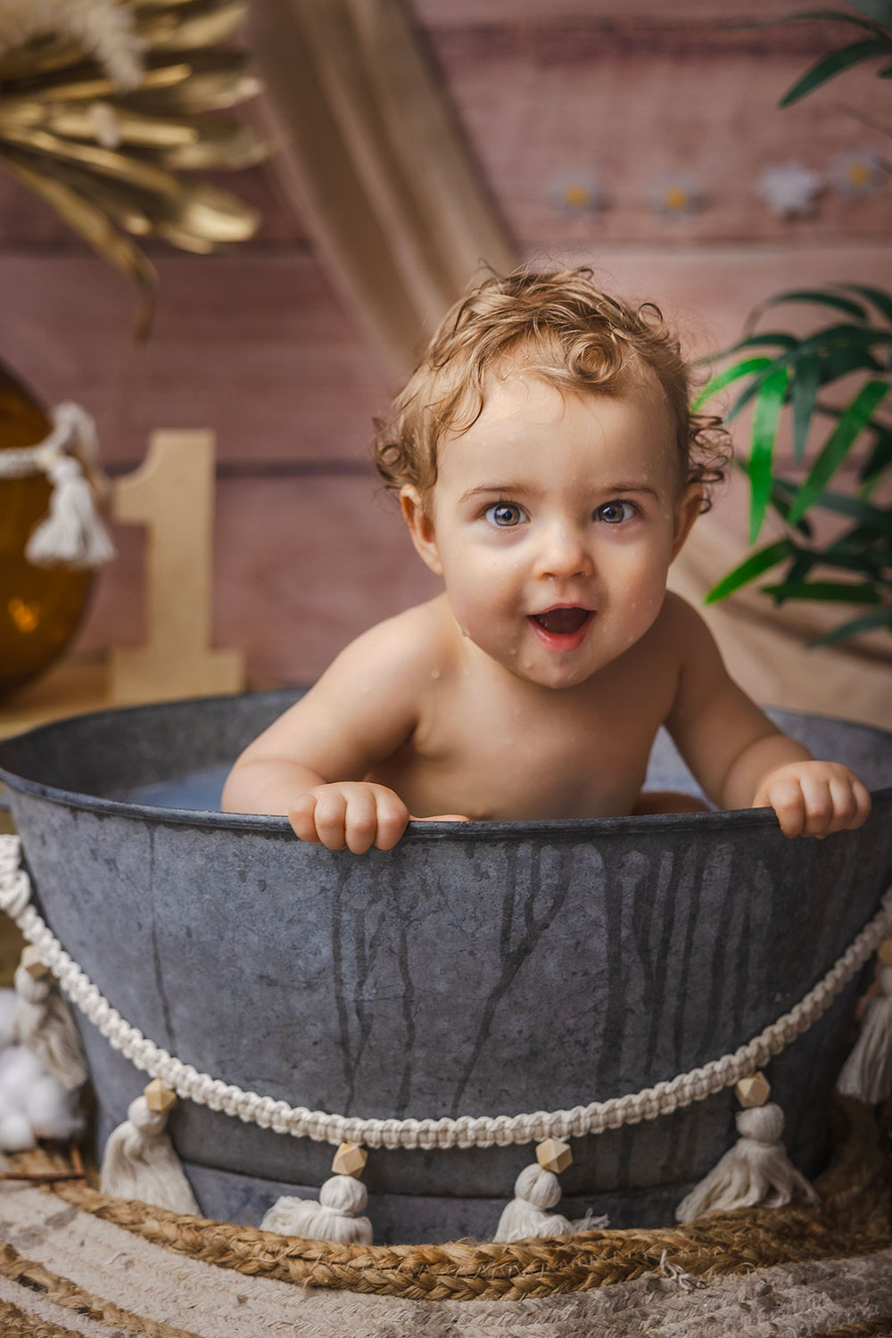 sourire bébé bain dans bassine fer lisa mazeau photographe professionnelle gironde