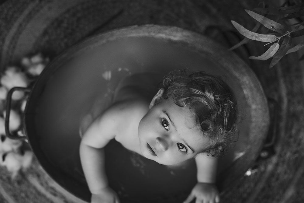 vue de haut bébé bain dans bassine fer lisa mazeau photographe professionnelle gironde