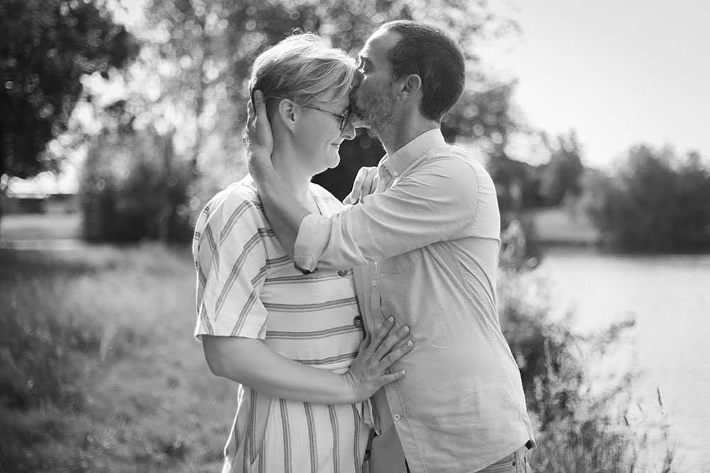 couple qui s'embrasse sur le front lisa mazeau photographe professionnelle gironde