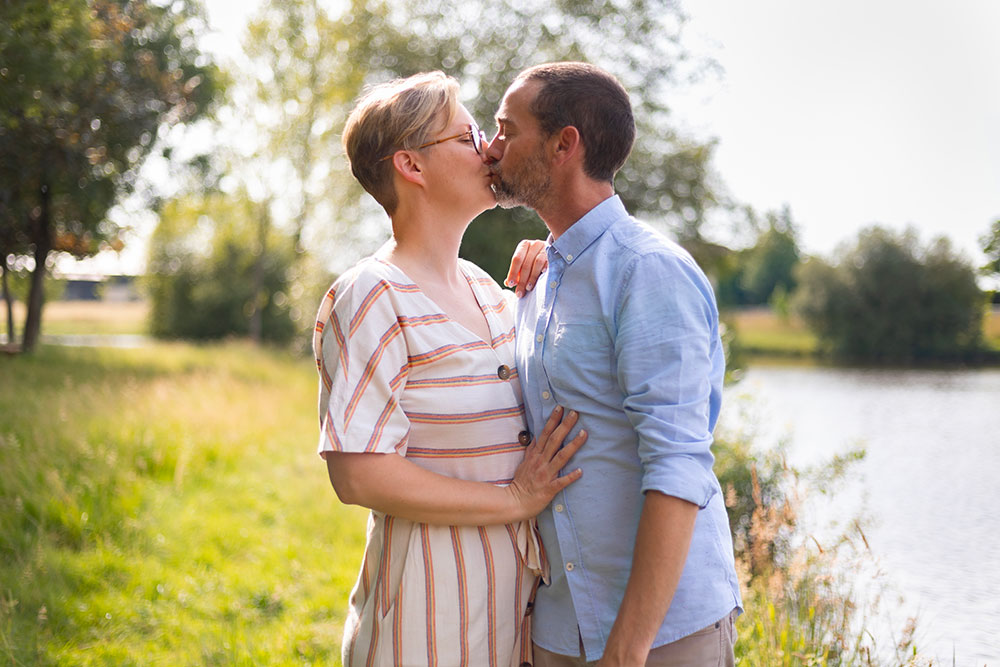 couple homme et femme qui s'embrasse lisa mazeau photographe professionnelle gironde