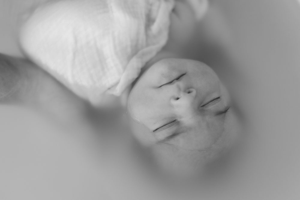 bébé dans un bain enveloppé noir et blanc lisa mazeau photographe professionnelle gironde