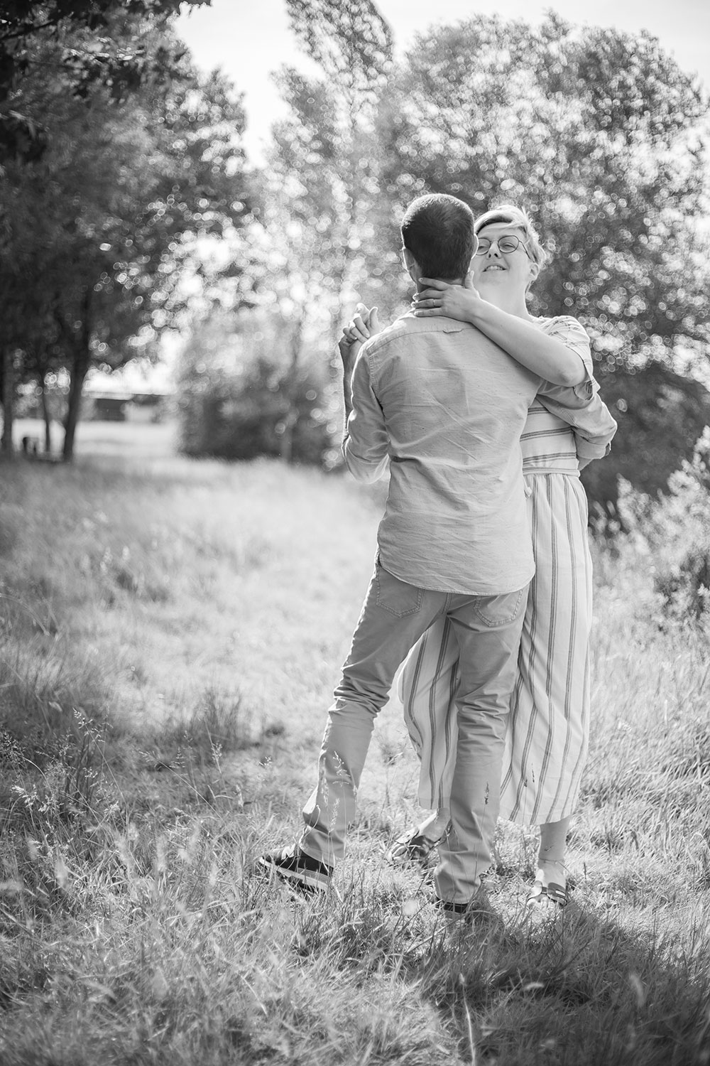 couple qui danse dans la nature lisa mazeau photographe professionnelle gironde