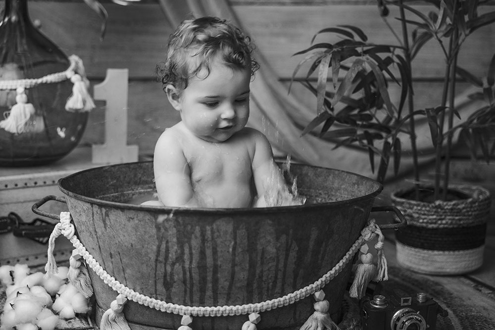 bébé joue avec eau du bain dans bassine fer lisa mazeau photographe professionnelle gironde