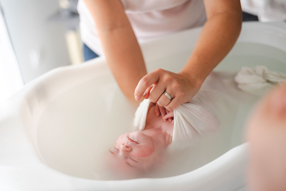 doula et bébé dans un bain enveloppé lisa mazeau photographe professionnelle gironde