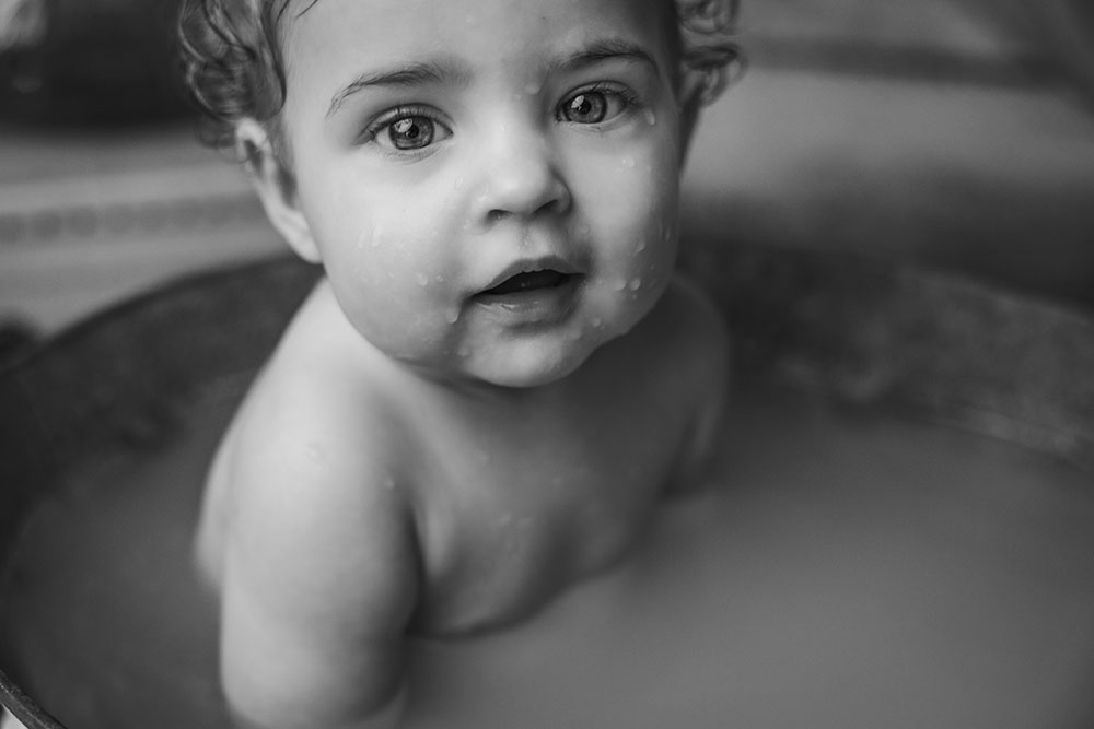 bébé dans bain bassine fer noir et blanc lisa mazeau photographe professionnelle gironde