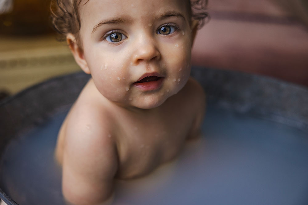 bébé dans bain bassine fer lisa mazeau photographe professionnelle gironde