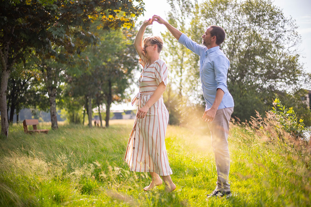 couple homme et femme qui danse lisa mazeau photographe professionnelle gironde