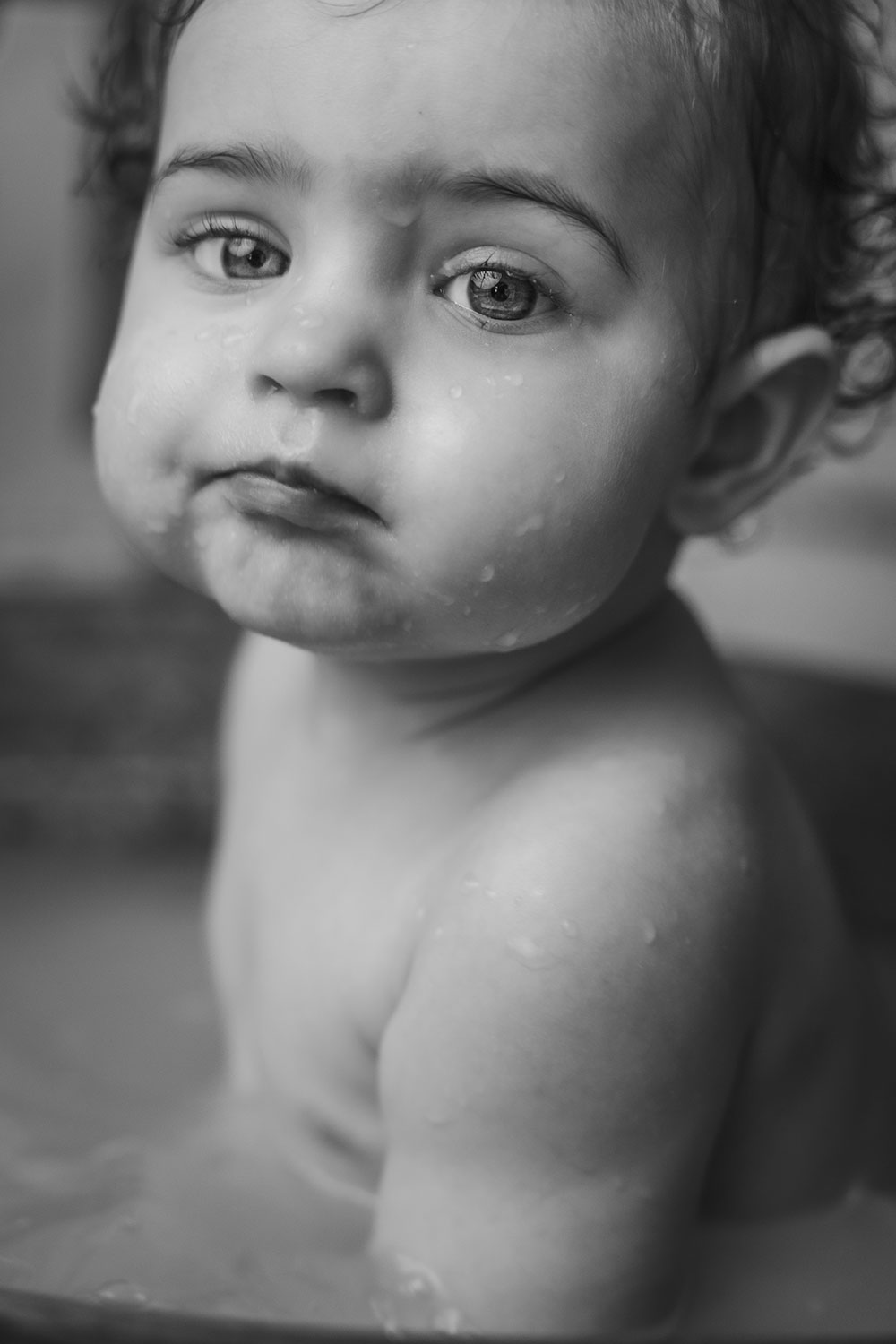 tête bébé dans bain noir et blanc lisa mazeau photographe professionnelle gironde