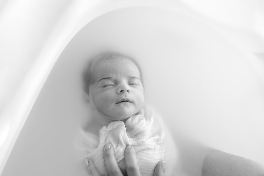bébé qui dort dans un bain enveloppé lisa mazeau photographe professionnelle gironde