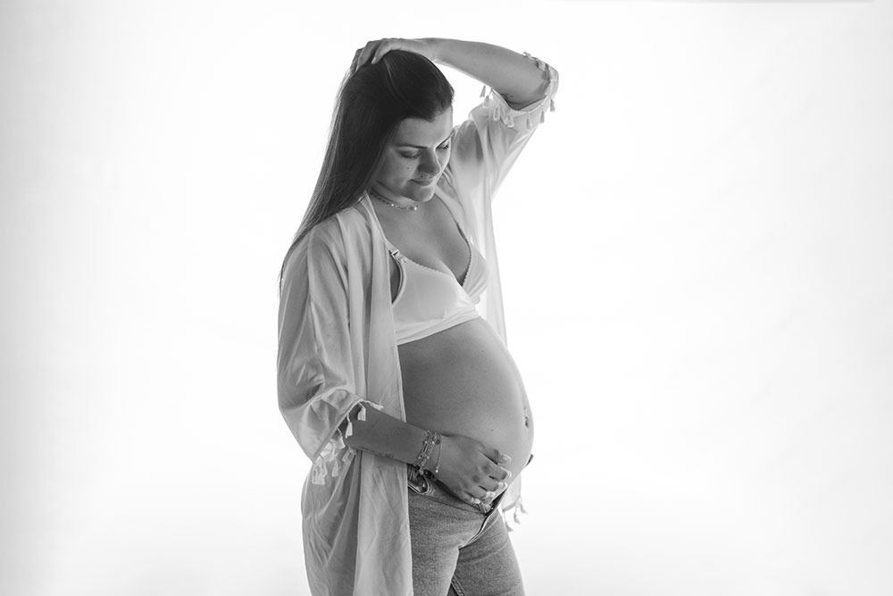 grossesse jean noir et blanc lisa mazeau photographe professionnelle gironde