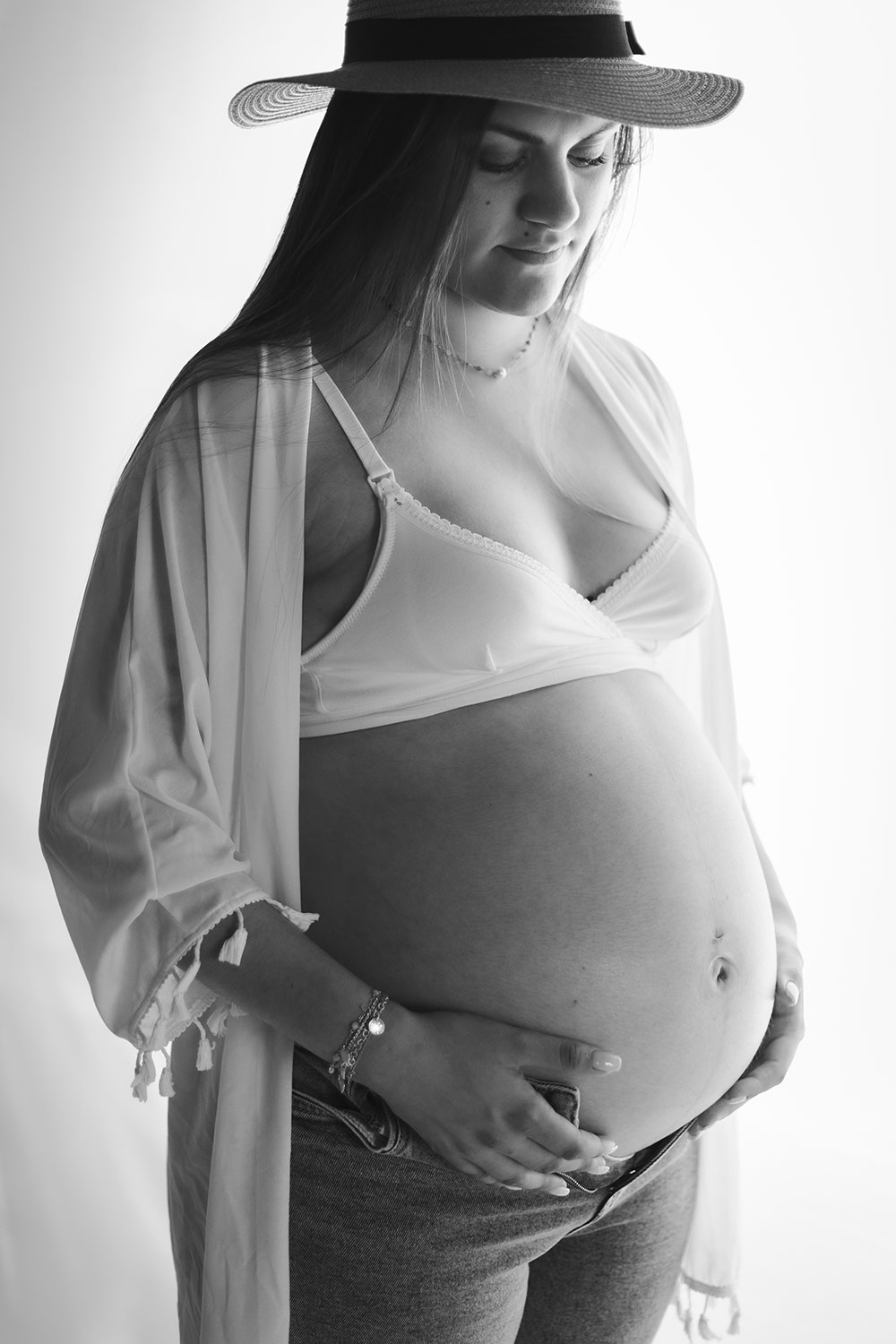 grossesse jean chapeau noir et blanc lisa mazeau photographe professionnelle gironde