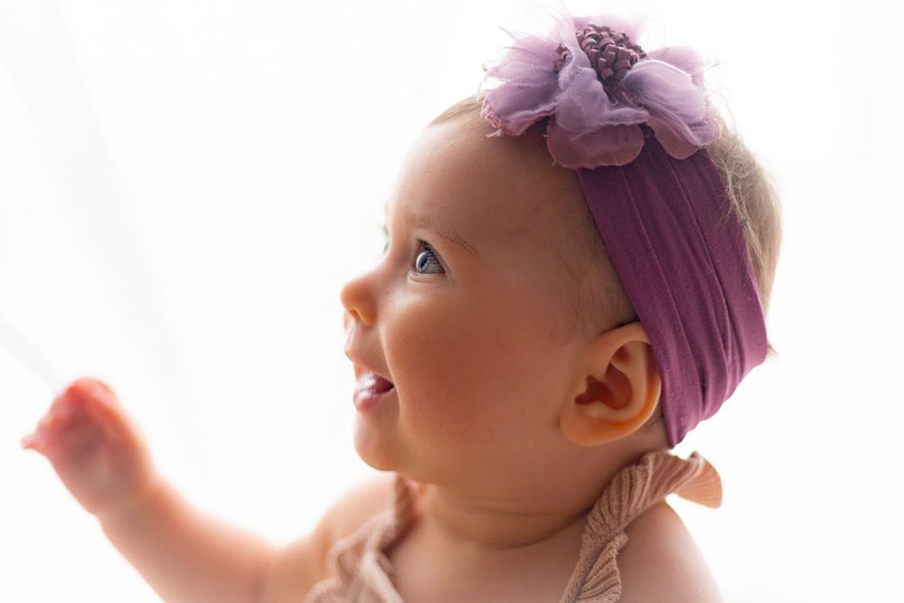 portait bébé avec bandeau cheveux violet lisa mazeau photographe professionnelle gironde
