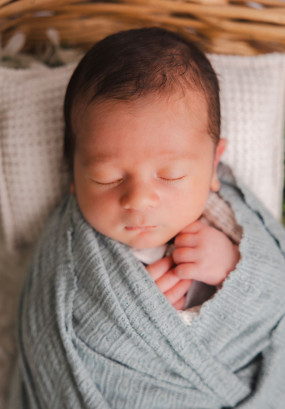 bébé dort emmailloté  tissu bleu pâle lisa mazeau photographe professionnelle gironde