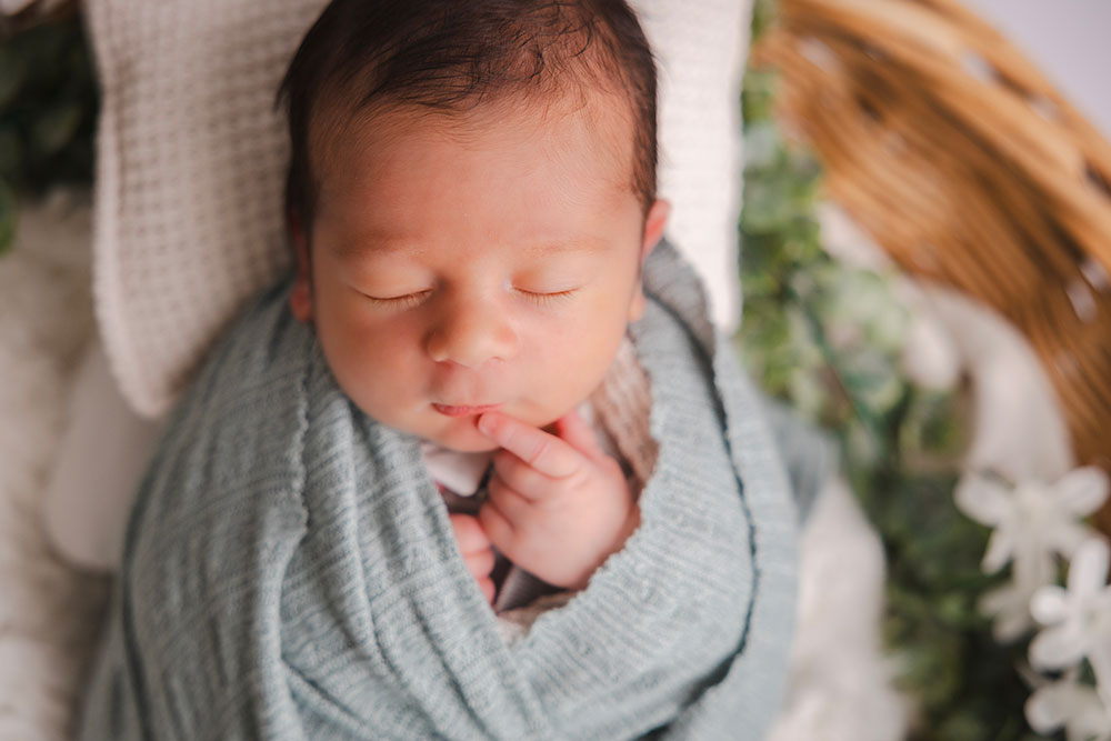bébé avec doigt sur bouche tissu bleu pâle lisa mazeau photographe professionnelle gironde