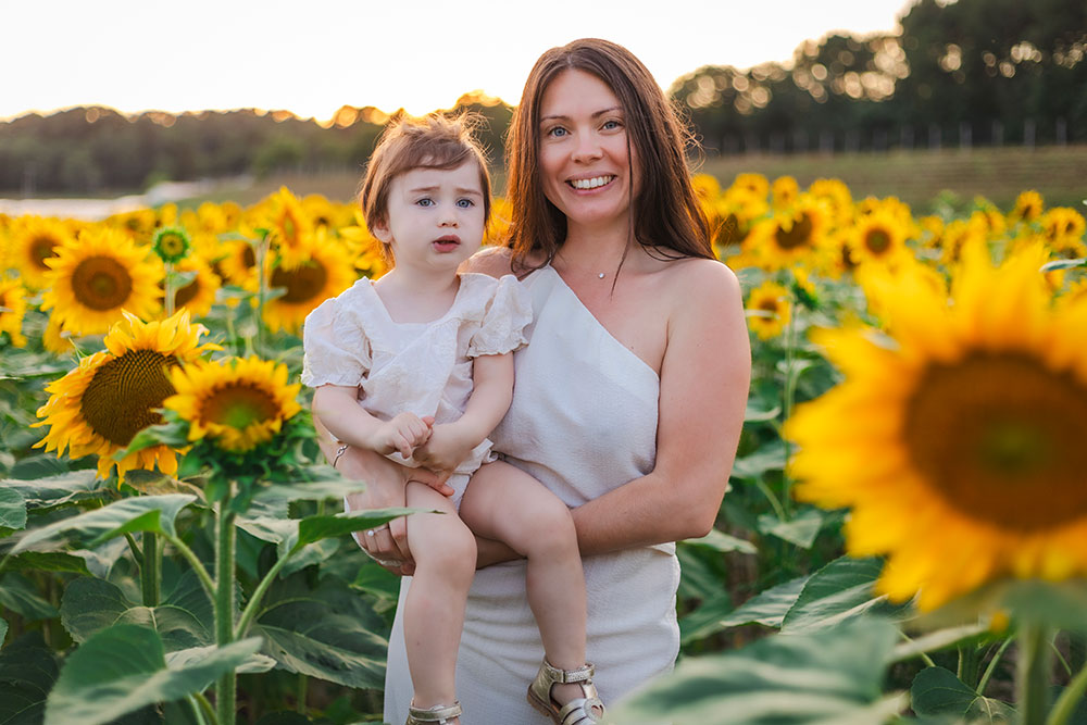 femme et enfant qui sourient devant tournesol lisa mazeau photographe professionnelle gironde