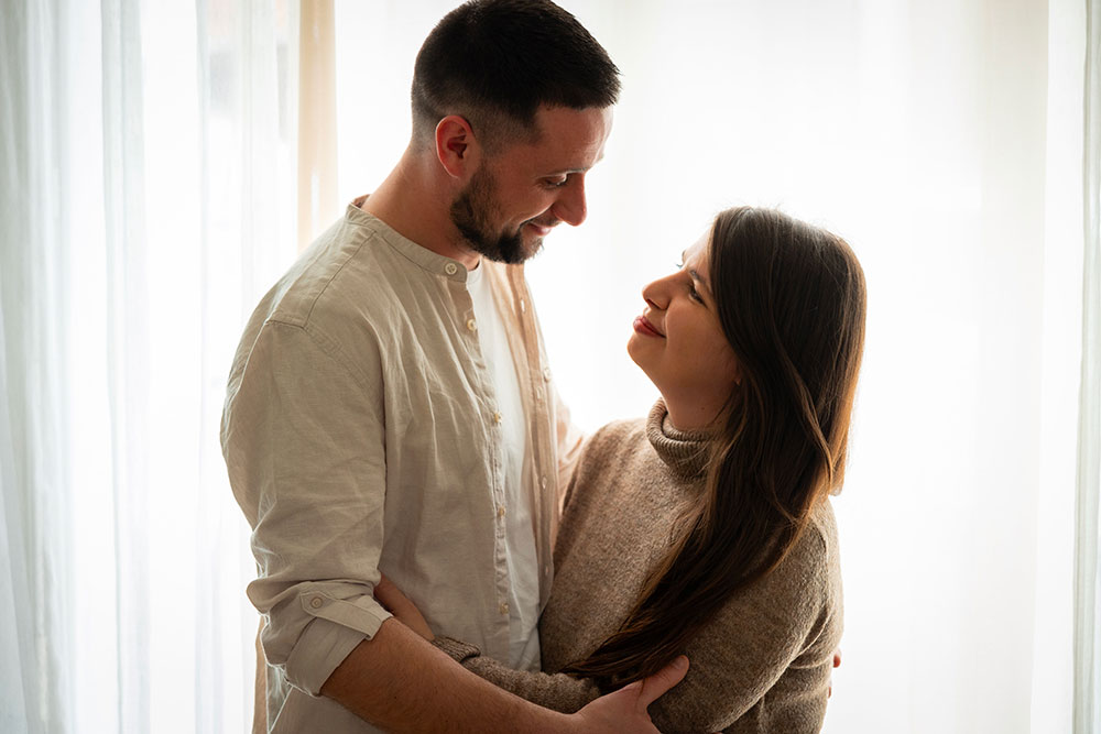 couple homme et femme qui se regardent lisa mazeau photographe professionnelle gironde