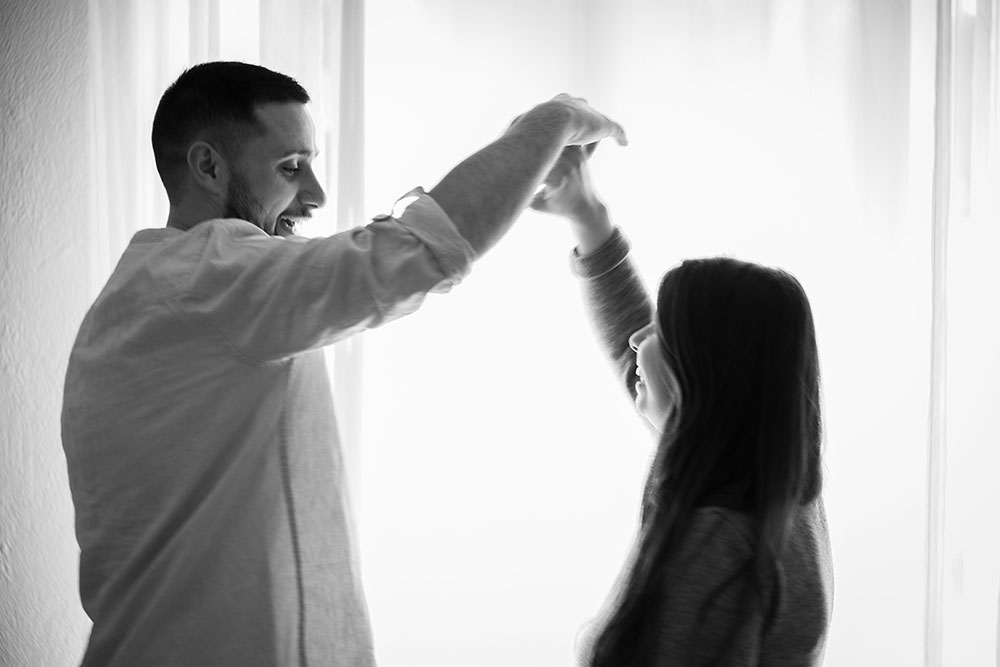 couple qui danse avec sourire lisa mazeau photographe professionnelle gironde